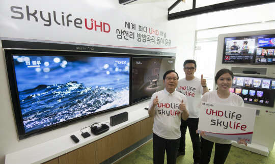 KT스카이라이프는 1일 서울 상암동 본사에서 간담회를 열고 전국 단위 방송이 가능한 위성 UHD 서비스를 시작한다고 밝혔다. 회사는 지난해 6월 개국한 스카이UHD2 채널에 더해 스카이UHD1, UXN 채널 등 3개 UHD 채널을 확보하며 세계에서 가장 많은 UHD채널을 확보했다고 설명했다. 이날 이남기 KT스카이라이프 사장(맨왼쪽)이 직원들과 UHD 서비스 송출을 알리고 있다.  사진= 유동일기자 eddieyou@